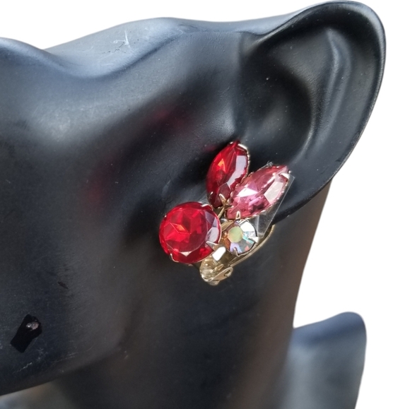 VINTAGE PINK, RED & AURORA BOREALIS GLASS RHINESTONE GOLDTONE CLIP ON EARRINGS - Picture 2 of 5